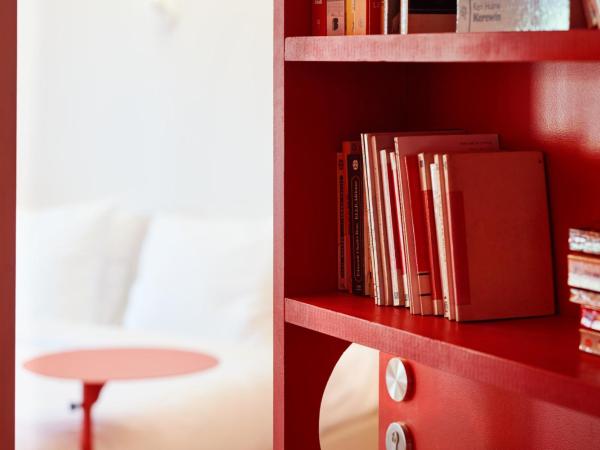 Hotel Not Hotel Rotterdam : photo 7 de la chambre hébergement bibliothèque secrète avec baignoire