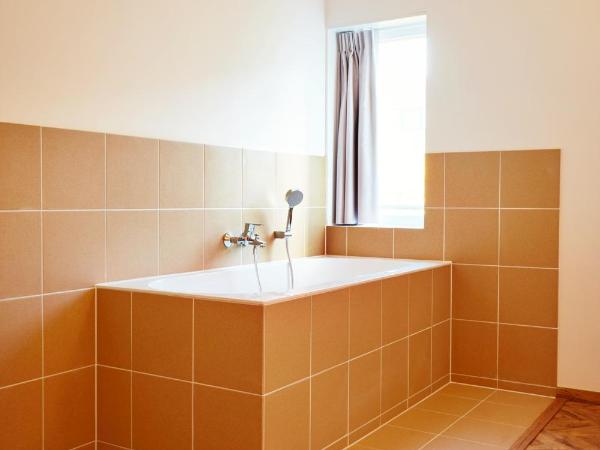 Hotel Not Hotel Rotterdam : photo 8 de la chambre hébergement bibliothèque secrète avec baignoire