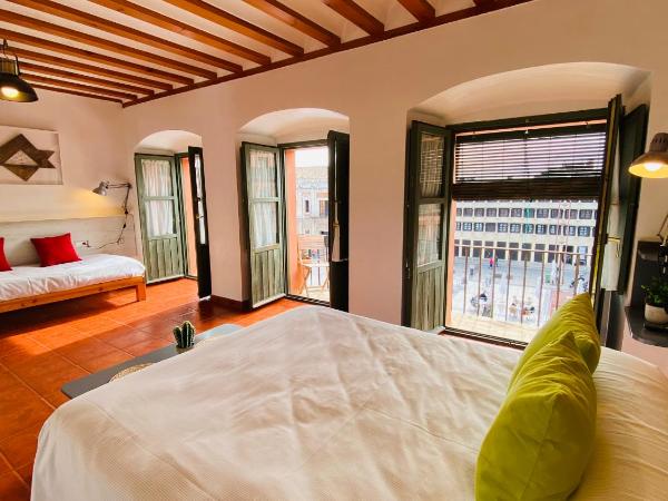 Hostel Plaza Mayor Corredera : photo 8 de la chambre chambre quadruple avec balcon 