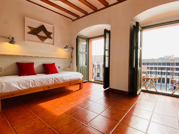 Hostel Plaza Mayor Corredera : photo 2 de la chambre chambre quadruple avec balcon 