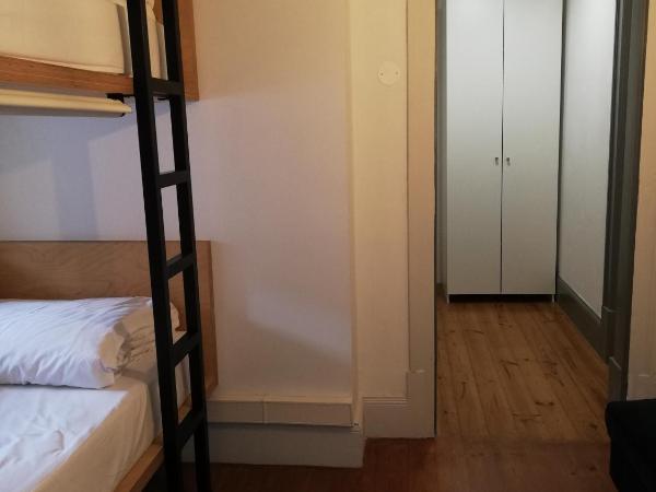 Penedo da Saudade Suites & Hostel : photo 3 de la chambre chambre familiale avec salle de bains privative