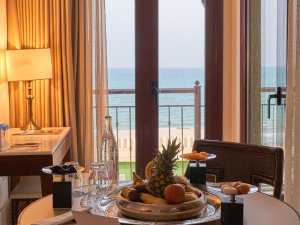 Four Seasons Hotel Tunis : photo 4 de la chambre suite lit king-size four seasons - vue sur jardin