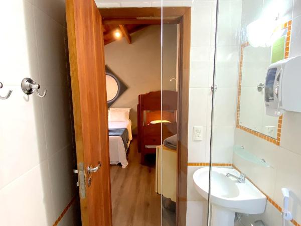 Bamboo Búzios Hostel : photo 5 de la chambre chambre quadruple avec salle de bains