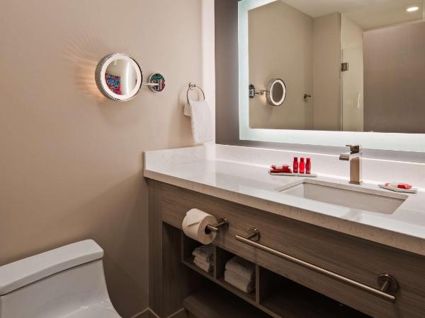 Best Western Premier Winnipeg East : photo 5 de la chambre suite lit king-size avec canapé-lit - non-fumeurs