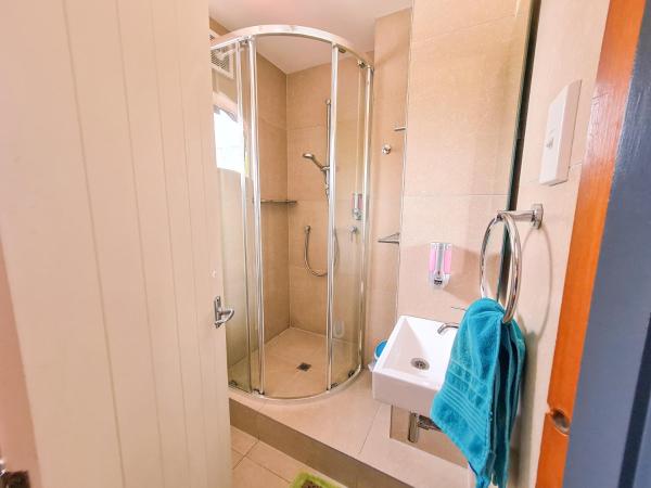 Adventure Queenstown Hostel : photo 2 de la chambre lit dans dortoir mixte de 6 lits avec salle de bains privative