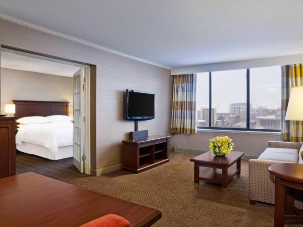 Sheraton Philadelphia University City Hotel : photo 2 de la chambre suite lit king-size avec canapé-lit