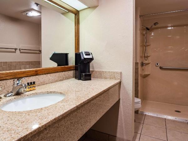 Best Western Plus Saddleback Inn and Conference Center : photo 4 de la chambre chambre lit king-size avec douche accessible en fauteuil roulant - accessible aux personnes à mobilité réduite - non-fumeurs