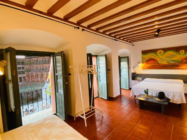 Hostel Plaza Mayor Corredera : photo 5 de la chambre chambre quadruple avec balcon 