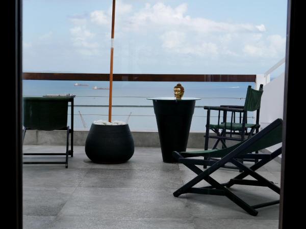 Aram Yamí Boutique Hotel : photo 1 de la chambre chambre de luxe avec terrasse et vue sur la baie