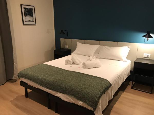 Piumaviola Beds & Apartments : photo 4 de la chambre chambre double ou lits jumeaux avec salle de bains privative