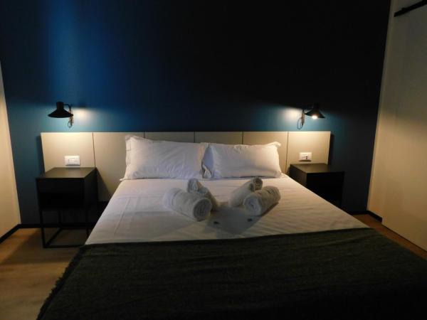 Piumaviola Beds & Apartments : photo 6 de la chambre chambre double ou lits jumeaux avec salle de bains privative
