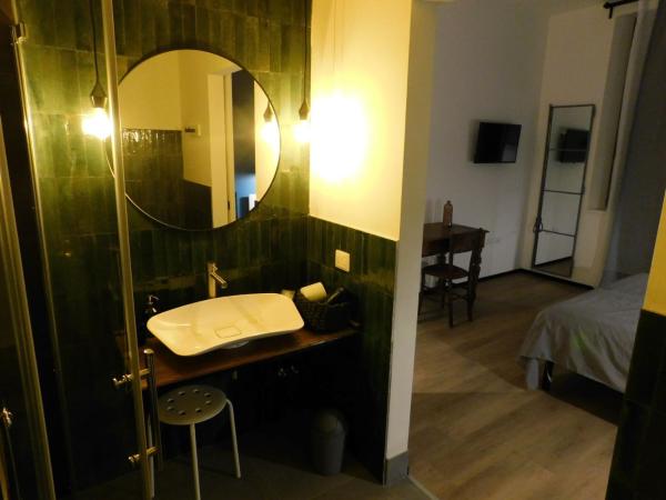 Piumaviola Beds & Apartments : photo 8 de la chambre chambre double ou lits jumeaux avec salle de bains privative