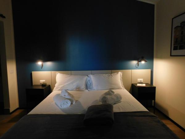 Piumaviola Beds & Apartments : photo 3 de la chambre chambre double ou lits jumeaux avec salle de bains privative