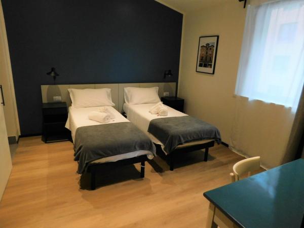 Piumaviola Beds & Apartments : photo 5 de la chambre chambre double ou lits jumeaux avec salle de bains privative