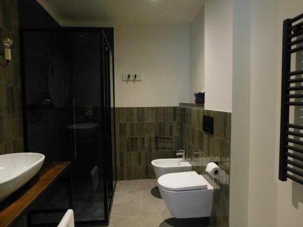 Piumaviola Beds & Apartments : photo 6 de la chambre chambre double ou lits jumeaux avec salle de bains privative