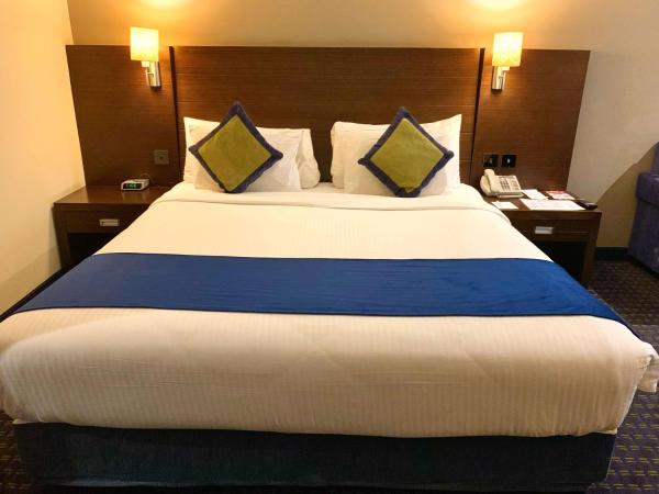 Best Western Premier Muscat : photo 10 de la chambre suite lit king-size business - vue sur ville