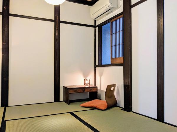 Guesthouse Itoya Kyoto : photo 8 de la chambre chambre lits jumeaux avec salle de bains commune