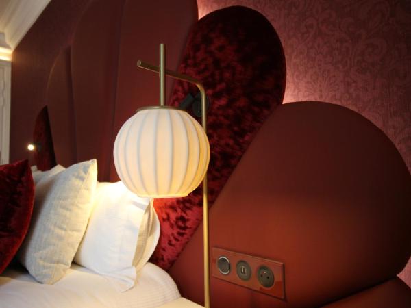 Paris j'Adore Hotel & Spa : photo 4 de la chambre hébergement deluxe passion avec jacuzzi