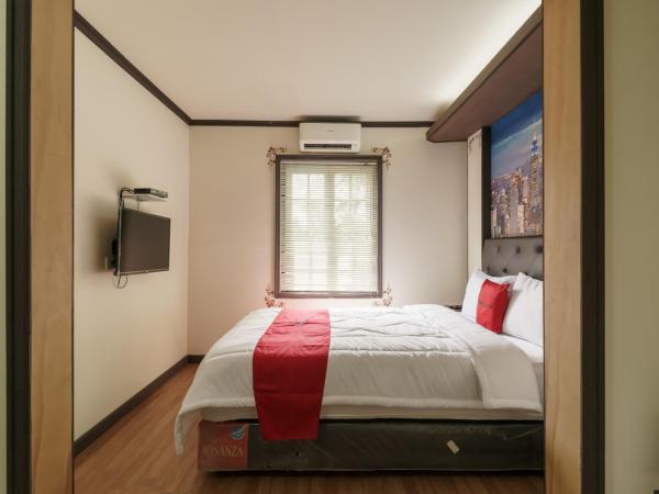 RedDoorz Plus @ Pondok Labu : photo 2 de la chambre chambre double