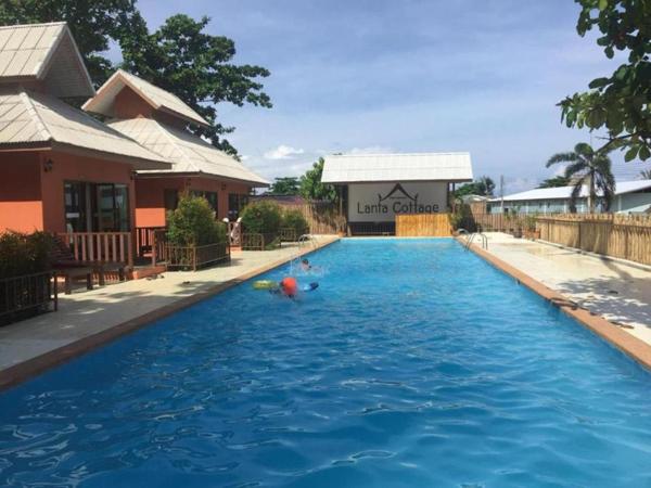 Lanta Cottage - SHA Plus : photo 3 de la chambre chambre double ou lits jumeaux de luxe avec piscine