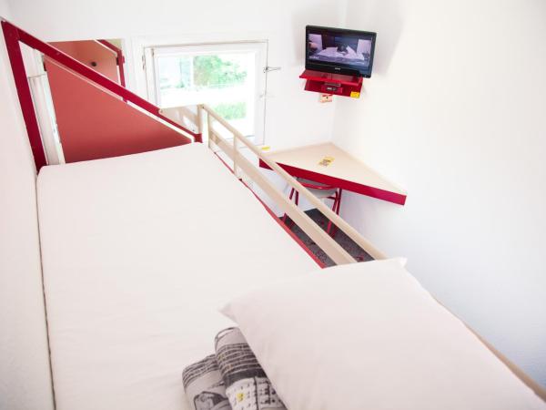 Class'eco Liège : photo 2 de la chambre chambre double avec lits superposés et salle de bains commune