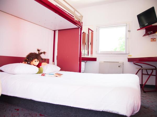 Class'eco Liège : photo 1 de la chambre chambre double avec lits superposés et salle de bains commune