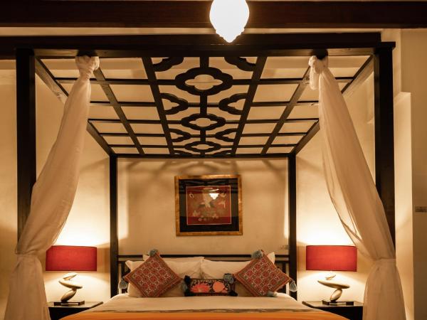 Hotel Penaga : photo 6 de la chambre chambre lit king-size hutton deluxe avec jacuzzi et balcon