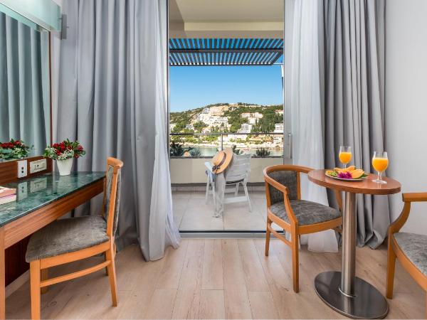 Hotel Uvala : photo 6 de la chambre chambre supérieure avec balcon et vue sur la mer
