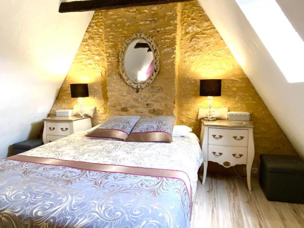 La Clef des Songes B&B de charme - Sarlat Centre - Parking gratuit - Piscine et espace bien-être à 400mètres : photo 8 de la chambre chambre double - 2ème Étage mansardé