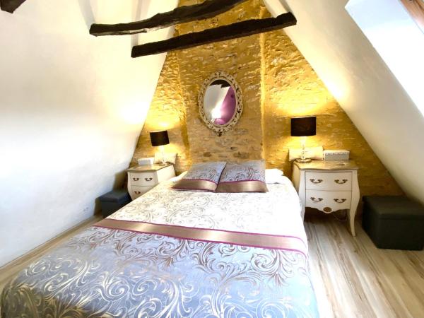 La Clef des Songes B&B de charme - Sarlat Centre - Parking gratuit - Piscine et espace bien-être à 400mètres : photo 1 de la chambre chambre double - 2ème Étage mansardé
