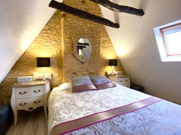 La Clef des Songes B&B de charme - Sarlat Centre - Parking gratuit - Piscine et espace bien-être à 400mètres : photo 9 de la chambre chambre double - 2ème Étage mansardé