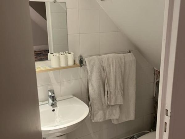 Hotel Luna Park : photo 2 de la chambre chambre quadruple avec salle de bains
