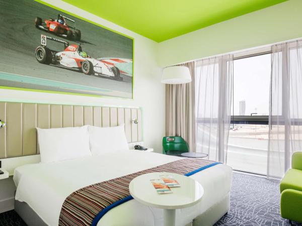 Park Inn by Radisson Dubai Motor City : photo 7 de la chambre chambre supérieure - vue sur piste autodrome