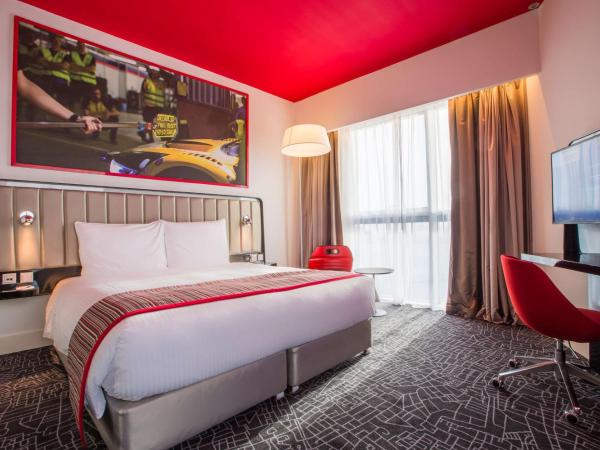 Park Inn by Radisson Dubai Motor City : photo 10 de la chambre chambre supérieure - vue sur piste autodrome