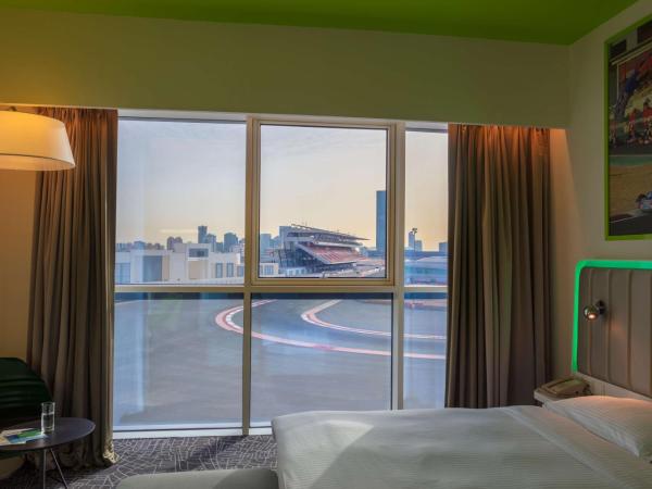Park Inn by Radisson Dubai Motor City : photo 2 de la chambre chambre supérieure - vue sur piste autodrome