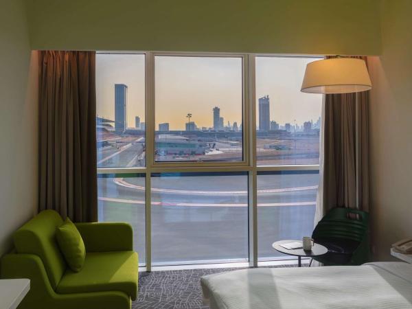 Park Inn by Radisson Dubai Motor City : photo 3 de la chambre chambre supérieure - vue sur piste autodrome
