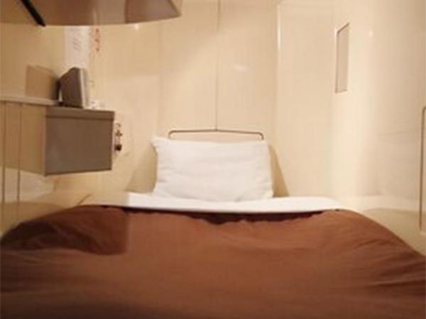 City Inn Nishi Tanabe : photo 1 de la chambre lit simple dans dortoir pour hommes avec salle de bains commune