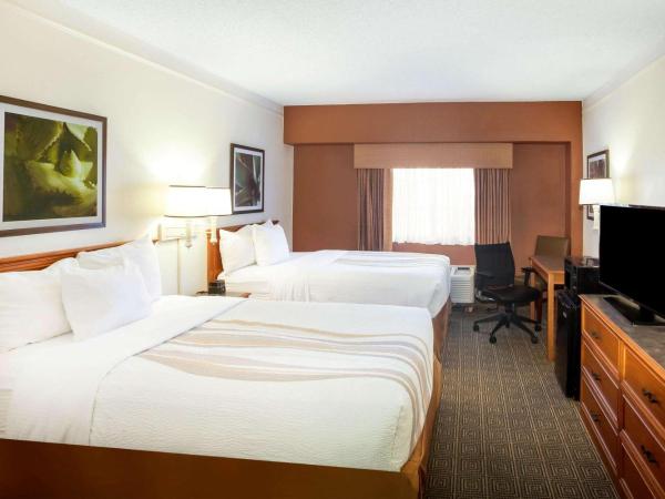 La Quinta Inn by Wyndham Austin Capitol / Downtown : photo 5 de la chambre chambre adaptée aux personnes à mobilité réduite/malentendantes avec 2 lits doubles et douche accessible en fauteuil roulant - non-fumeurs
