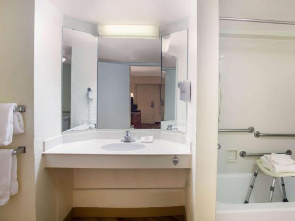 La Quinta Inn by Wyndham Austin Capitol / Downtown : photo 3 de la chambre chambre adaptée aux personnes à mobilité réduite/malentendantes avec 2 lits doubles et douche accessible en fauteuil roulant - non-fumeurs
