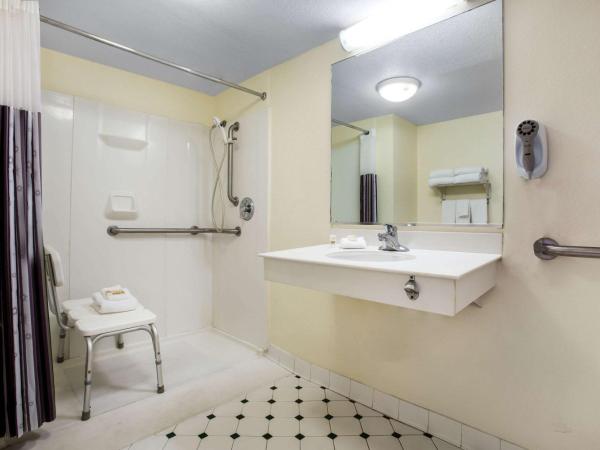 La Quinta Inn by Wyndham Austin Capitol / Downtown : photo 4 de la chambre chambre adaptée aux personnes à mobilité réduite/malentendantes avec 2 lits doubles et douche accessible en fauteuil roulant - non-fumeurs