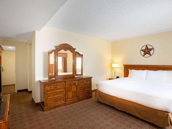 La Quinta Inn by Wyndham Austin Capitol / Downtown : photo 4 de la chambre appartement non-fumeurs - vue sur ville