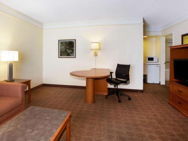 La Quinta Inn by Wyndham Austin Capitol / Downtown : photo 4 de la chambre suite lit king-size – non-fumeurs