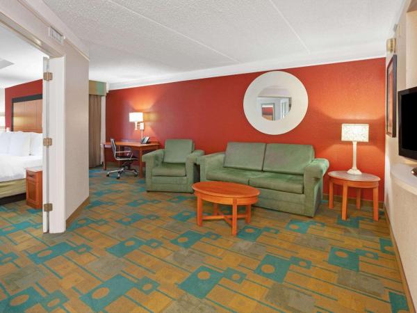 La Quinta by Wyndham Houston Galleria Area : photo 3 de la chambre suite deluxe avec lit king-size