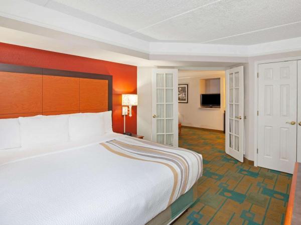 La Quinta by Wyndham Houston Galleria Area : photo 2 de la chambre suite deluxe avec lit king-size