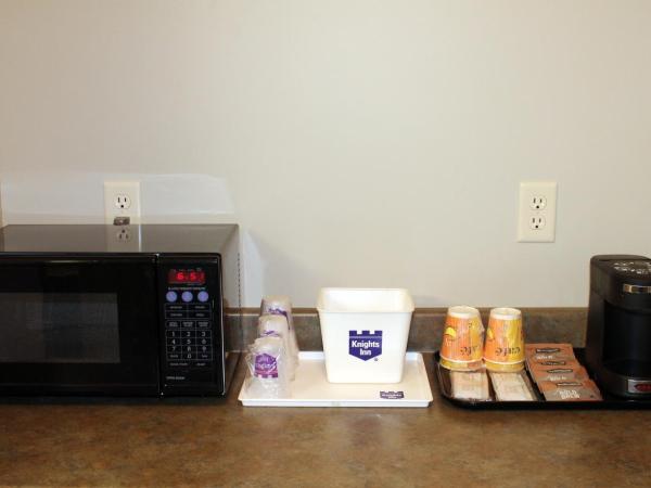 Knights Inn Kamloops : photo 1 de la chambre chambre lit king-size - non-fumeurs