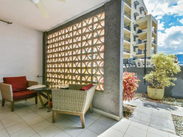Ramada Suites by Wyndham Zen Quarter Darwin : photo 9 de la chambre appartement avec cour et accès à la piscine 