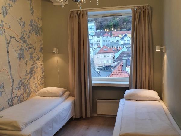 City Hostel Bergen : photo 9 de la chambre chambre lits jumeaux avec salle de bains commune