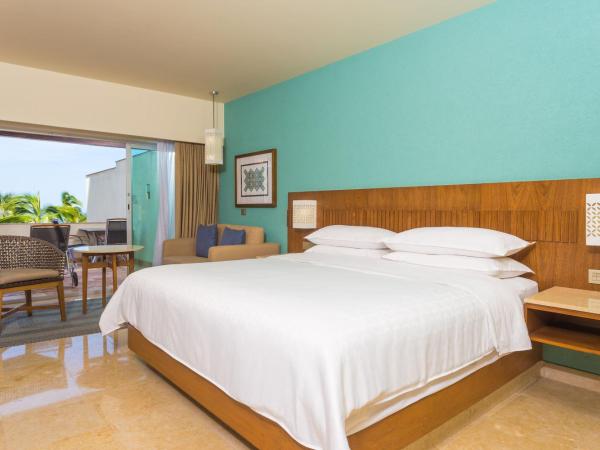 Sheraton Buganvilias Resort & Convention Center : photo 4 de la chambre chambre deluxe avec 1 lit king-size - vue sur jardin - rez-de-chaussée