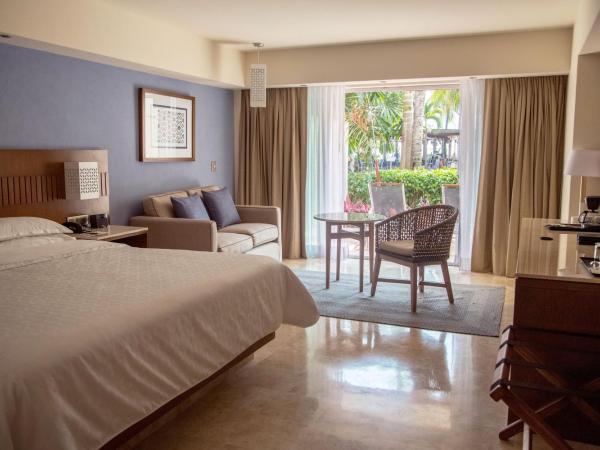 Sheraton Buganvilias Resort & Convention Center : photo 2 de la chambre chambre deluxe avec 1 lit king-size - vue sur jardin - rez-de-chaussée