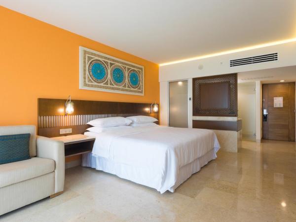 Sheraton Buganvilias Resort & Convention Center : photo 2 de la chambre chambre avec 1 lit king-size - vue sur club sheraton et baie - Étage club